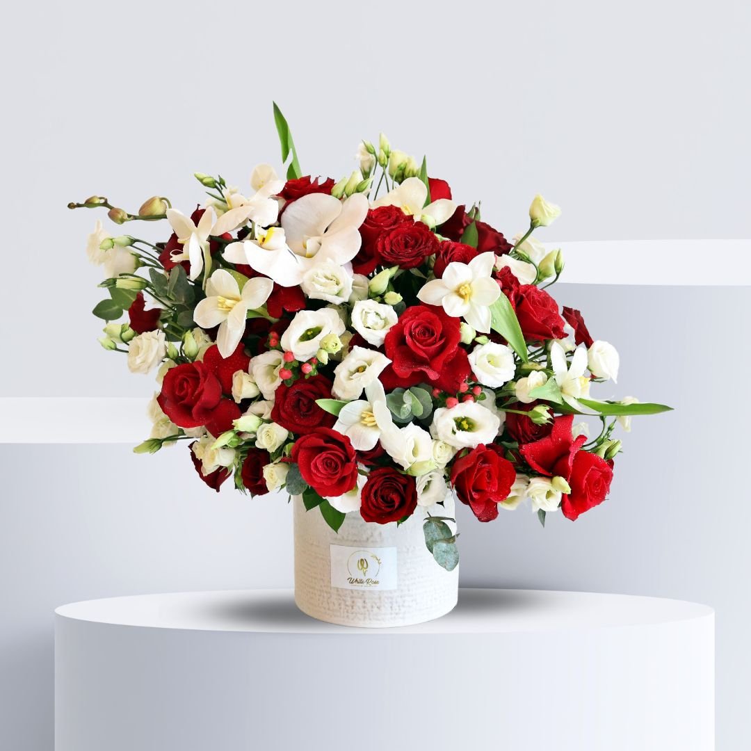 Grandiose Flower Vase - Luxurious Floral Arrangement