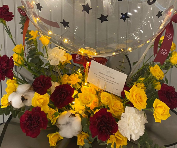 Winter Special Bouquet - Elegant Flowers with Personalized Balloon